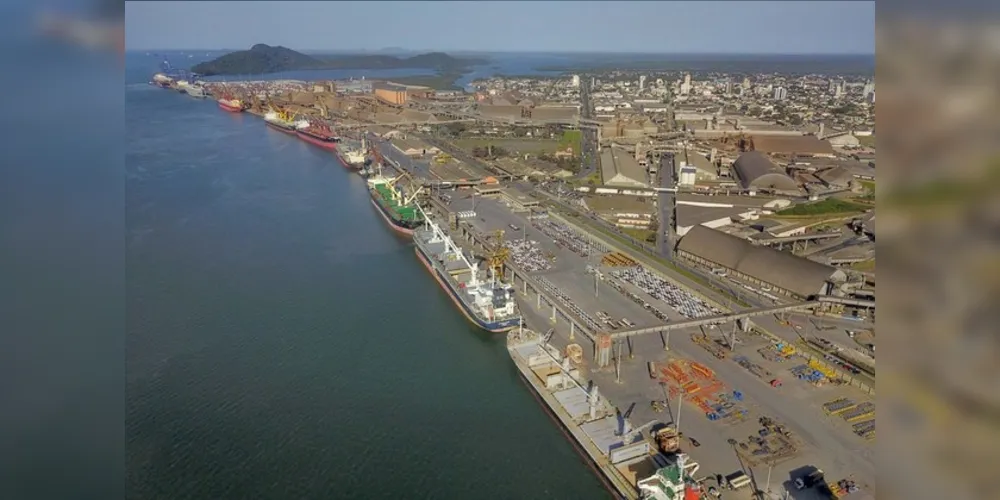 Porto de Paranaguá é o principal local de exportação do estado.
