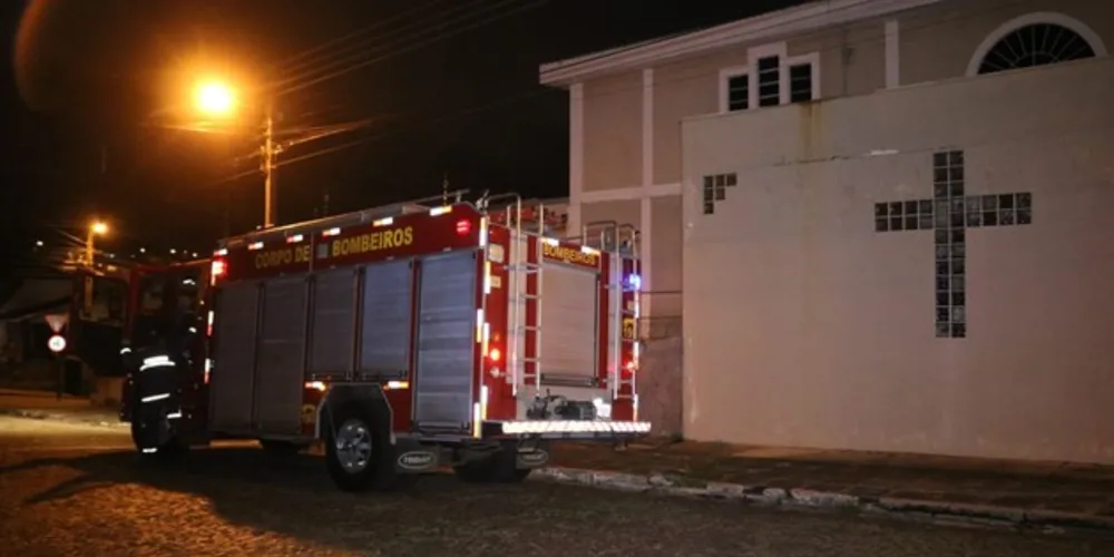 Vizinhos tentavam espantar abelhas da igreja e assustaram outros moradores da região