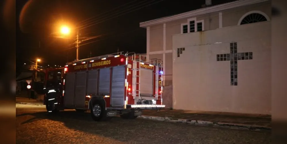Vizinhos tentavam espantar abelhas da igreja e assustaram outros moradores da região