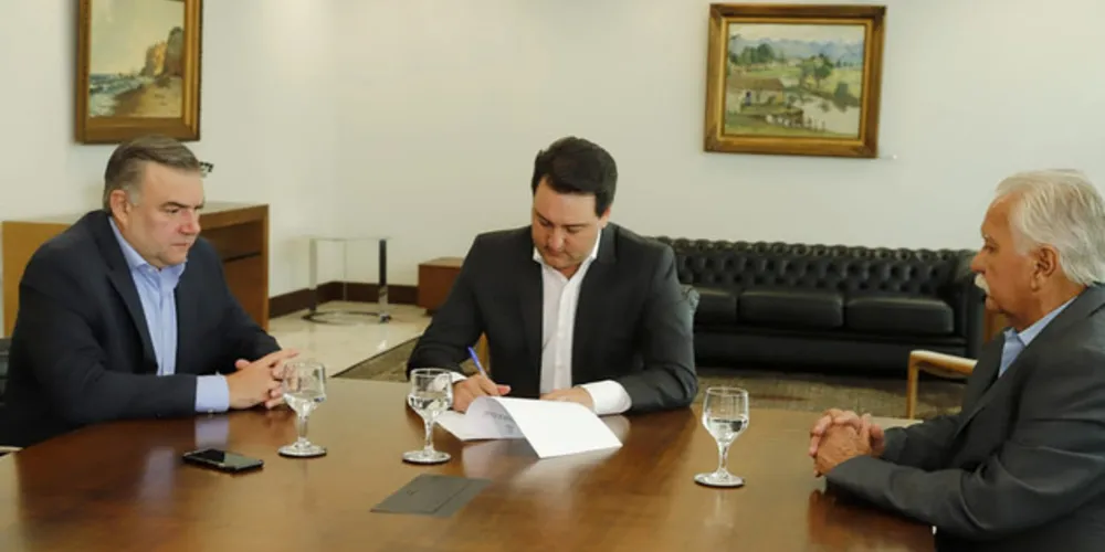 Governador Carlos Massa Ratinho Junior assina decreto que institui as novas faixas salariais.