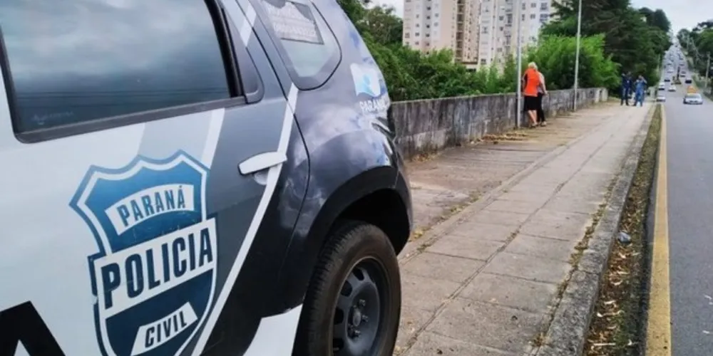Ele estava deitado em um colchão e enrolado com uma coberta