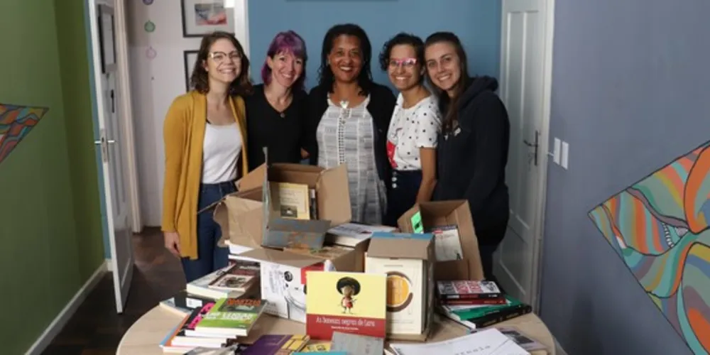 Há aproximadamente 150 livros já doados e catalogas, porém, a espera é receber mais obras.