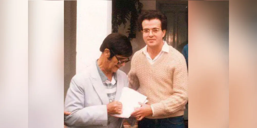 Em 1986, ele recebeu a orientação na casa de Chico Xavier para dar continuidade à psicografia. 