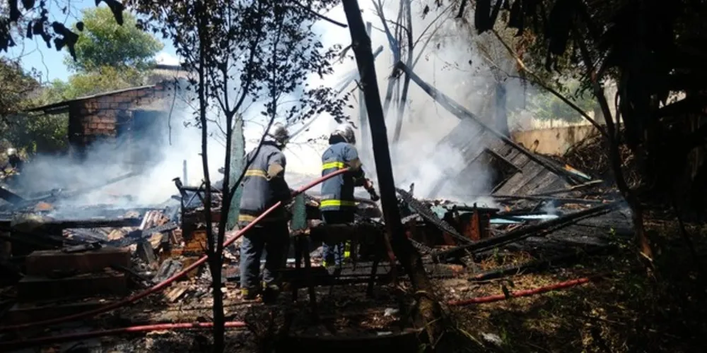 Casa estava abandonada e ninguém ficou ferido; causas do incêndio não foram esclarecidas