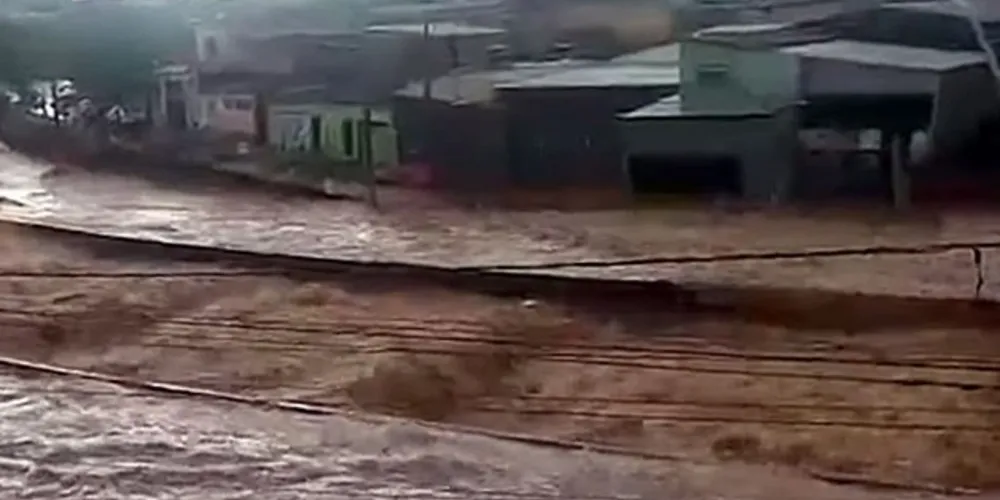 Sobe para 12 o número de mortes causadas pelas chuvas em Minas Gerais