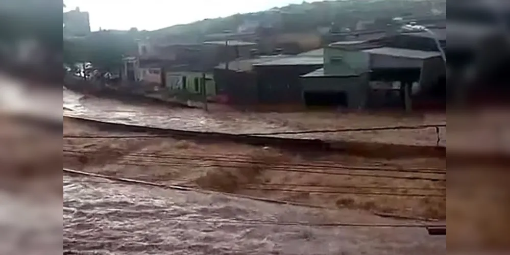 Sobe para 12 o número de mortes causadas pelas chuvas em Minas Gerais