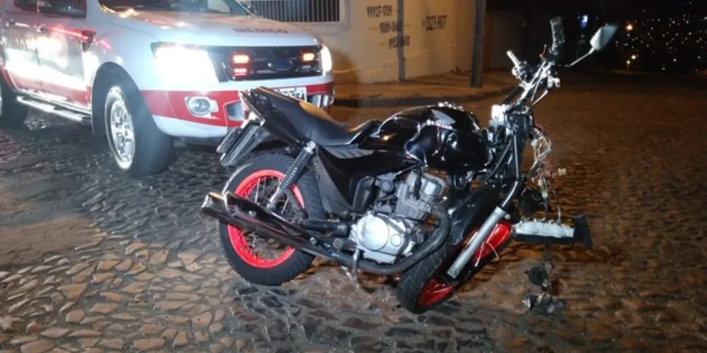 Imagem ilustrativa da imagem Acidente entre carro e moto deixa dois feridos graves