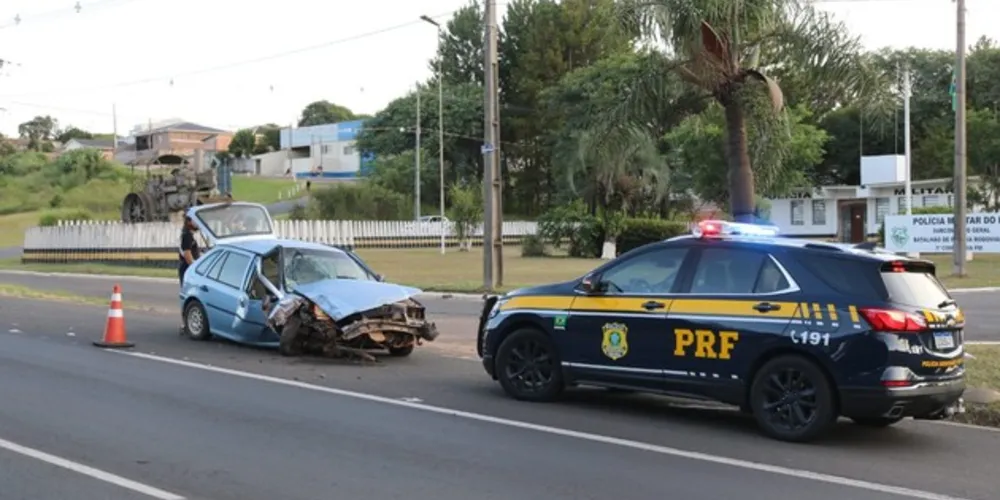 Imagem ilustrativa da imagem Motorista abandona carro após capotamento na BR-376