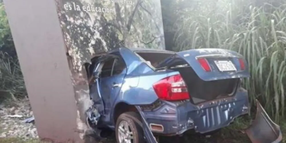 Imagem ilustrativa da imagem Motorista morre ao bater contra coluna de concreto no PR