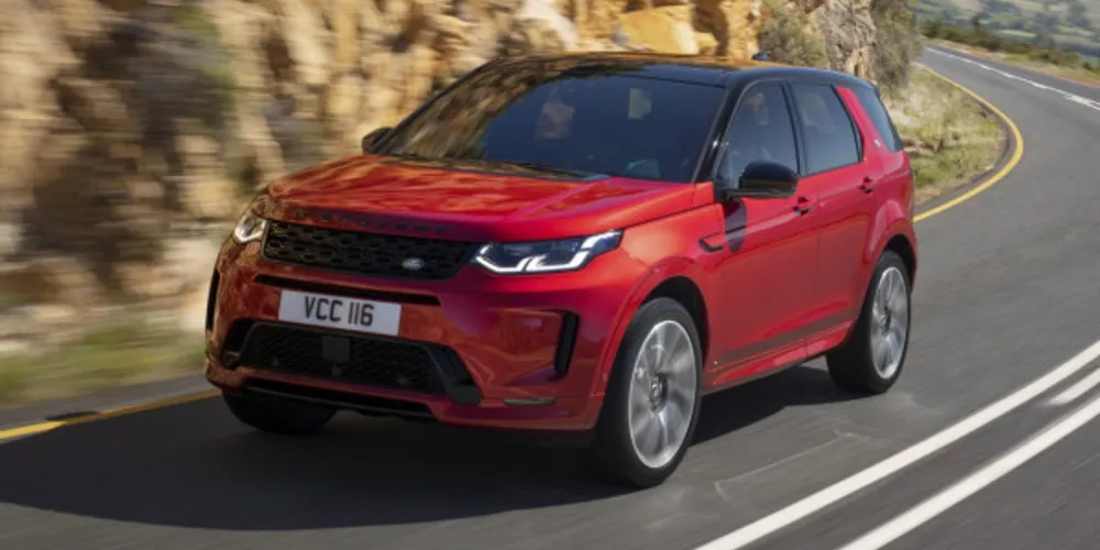 O SUV está disponível em três versões: a S, SE e R-Dynamic SE, todas com a opção de motor P250 flex ou D180 diesel