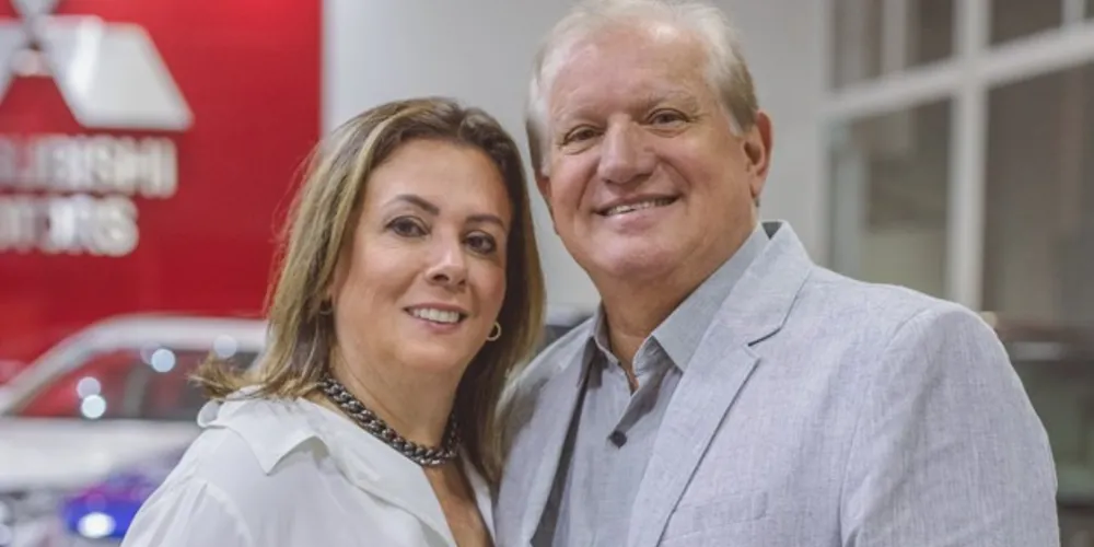 NOVO CICLO - O empresário Fernando Parucker é símbolo de dinamismo. Dono de uma invejável juventude e disposição, a frente da Pontamed Farmacêutica que administra junto com seus filhos, onde em breve inaugura suas modernas e funcionais instalações. Fernando festeja idade nova com alegria a plenitude de gozar de saúde e prosperidade nesse momento tão importante de vida ao lado da sua amada Vera, dos filhos Luiz Eduardo e Fernando, das noras Thais e Giovanna e dos netos Maria Eduarda, Vicente e Isabela. No registro, Fernando e sua esposa Vera Parucker. Da coluna RC os votos de muitas bênçãos!