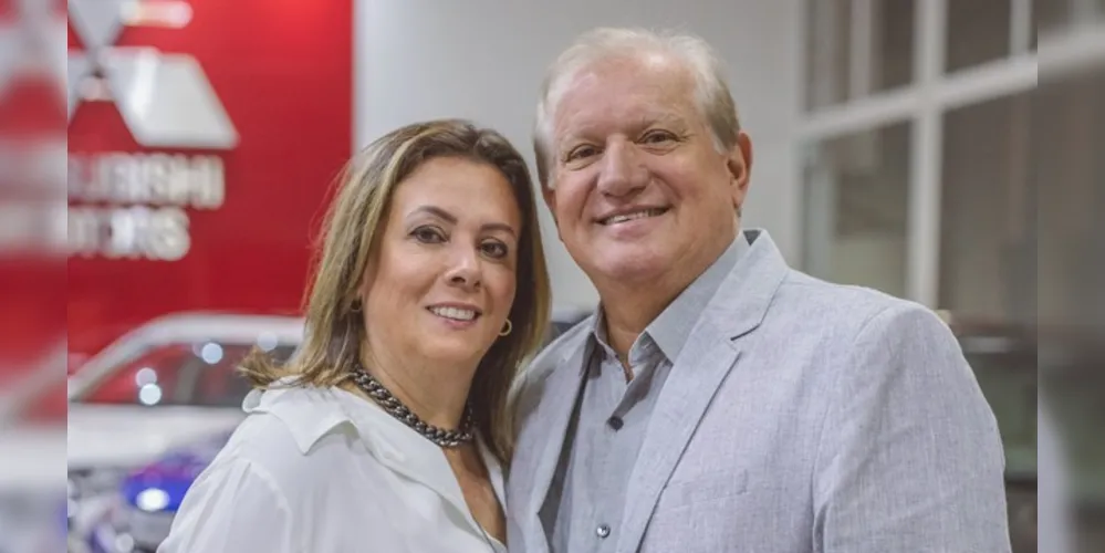 NOVO CICLO - O empresário Fernando Parucker é símbolo de dinamismo. Dono de uma invejável juventude e disposição, a frente da Pontamed Farmacêutica que administra junto com seus filhos, onde em breve inaugura suas modernas e funcionais instalações. Fernando festeja idade nova com alegria a plenitude de gozar de saúde e prosperidade nesse momento tão importante de vida ao lado da sua amada Vera, dos filhos Luiz Eduardo e Fernando, das noras Thais e Giovanna e dos netos Maria Eduarda, Vicente e Isabela. No registro, Fernando e sua esposa Vera Parucker. Da coluna RC os votos de muitas bênçãos!