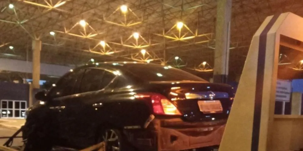 Os agentes da PRF encontram o carro com avarias e aparentemente abandonado.