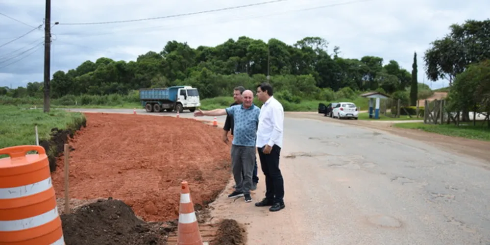 Imagem ilustrativa da imagem Sandro vistoria obras de pavimentação em Carambeí