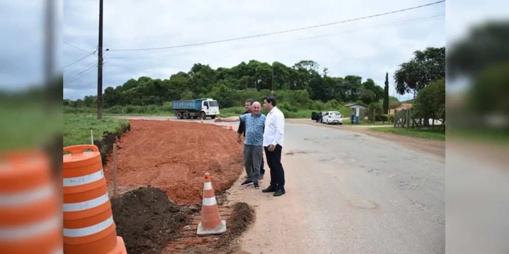 Imagem ilustrativa da imagem Sandro vistoria obras de pavimentação em Carambeí