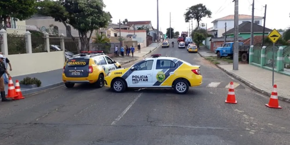 A mulher, mãe da criança, teria se trancado dentro de um sobrado e ameaçou a se jogar com o bebê de uma sacada.