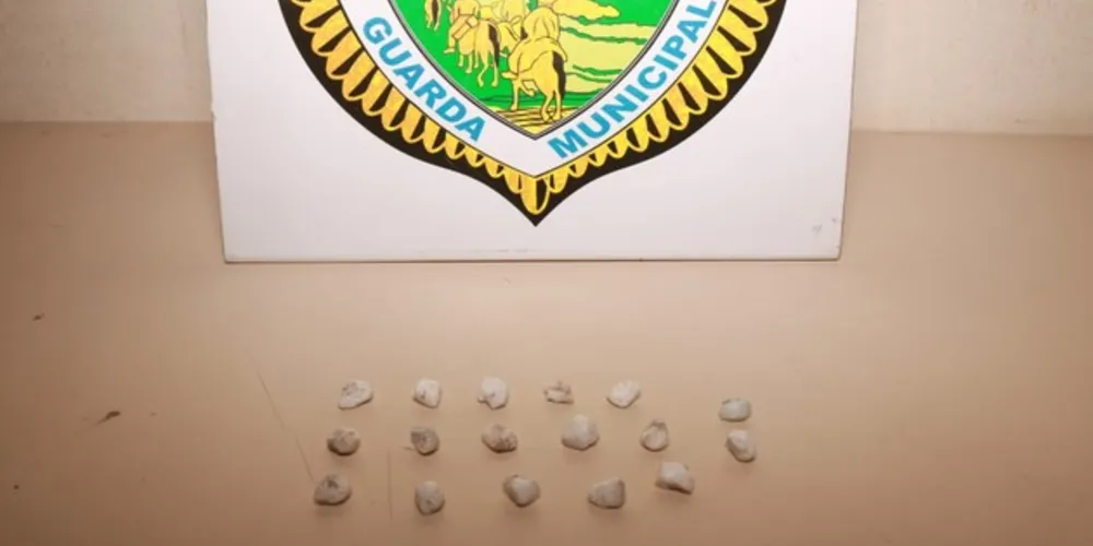 Jovem tentou esconder algumas pedras de crack na boca durante a abordagem