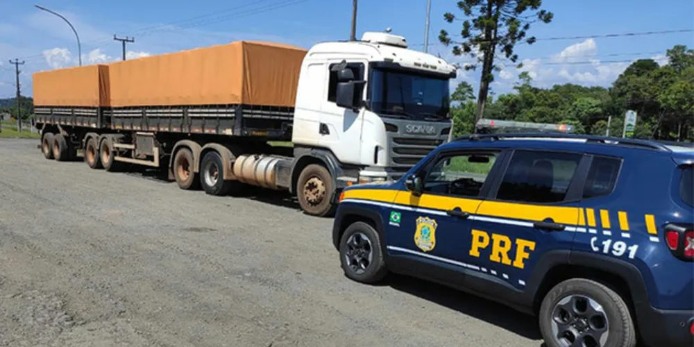 Veículo estava com placas falsas, vazio e sinais de arrombamento na ignição