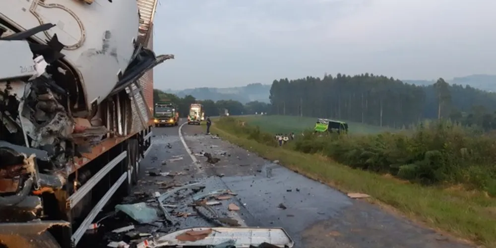O condutor do ônibus ficou em estado grave e um passageiro sofreu lesões leves e foram encaminhados para hospitais da região