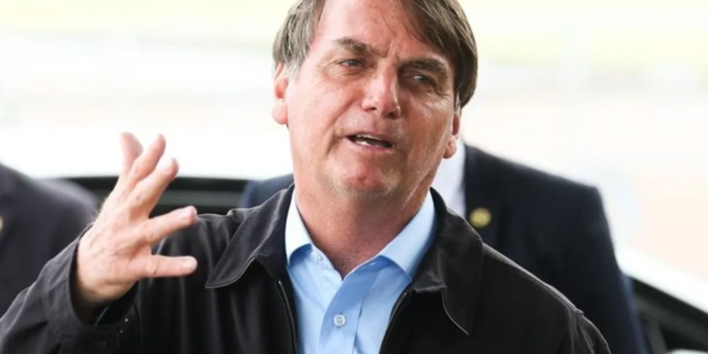 Presidente Jair Bolsonaro fala à imprensa ao chegar ao Palácio da Alvorada