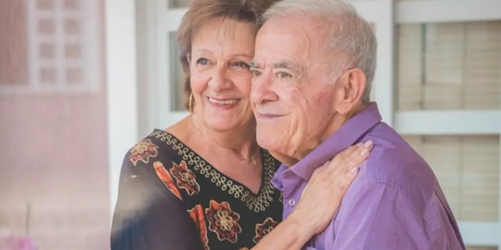 BRINDE A VIDA - Carlos Alberto Cury celebra no dia de hoje (29) a passagem de seu aniversário de 81 anos. A família sempre foi à prioridade do aniversariante, e a qual ele dedicou todo seu amor para formar com orgulho, carinho e muitos exemplos de abnegação. Nessa data tão feliz para a família, o desejo da coluna RC e do seu filho, é que siga sendo o homem virtuoso que faz a diferença no mundo através da sua existência e que a saúde possa brindar-lhe com dias de muita felicidade e conquista no novo ciclo de vida que se inicia. No registro especial Carlos e sua esposa Teresa.