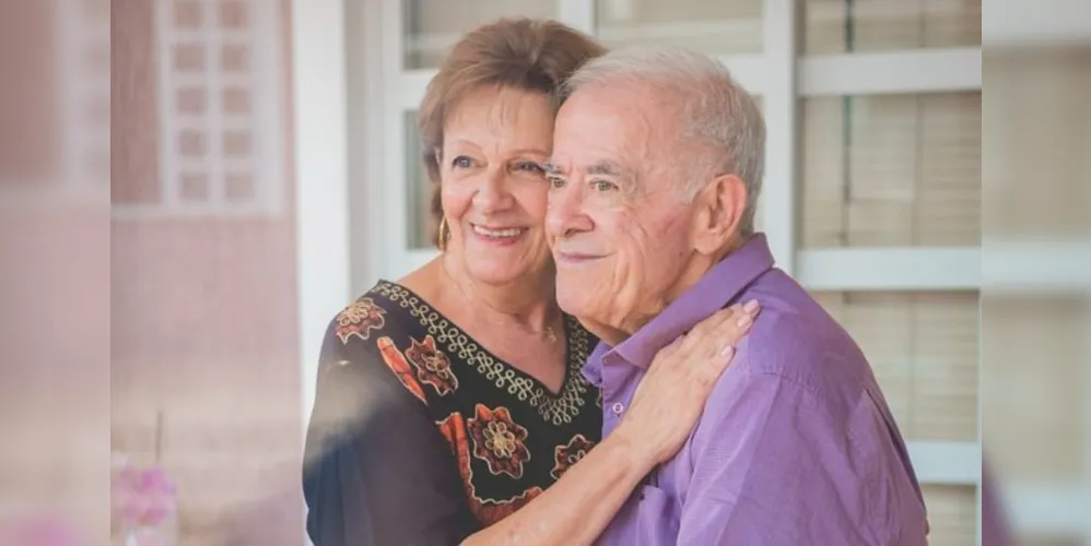 BRINDE A VIDA - Carlos Alberto Cury celebra no dia de hoje (29) a passagem de seu aniversário de 81 anos. A família sempre foi à prioridade do aniversariante, e a qual ele dedicou todo seu amor para formar com orgulho, carinho e muitos exemplos de abnegação. Nessa data tão feliz para a família, o desejo da coluna RC e do seu filho, é que siga sendo o homem virtuoso que faz a diferença no mundo através da sua existência e que a saúde possa brindar-lhe com dias de muita felicidade e conquista no novo ciclo de vida que se inicia. No registro especial Carlos e sua esposa Teresa.
