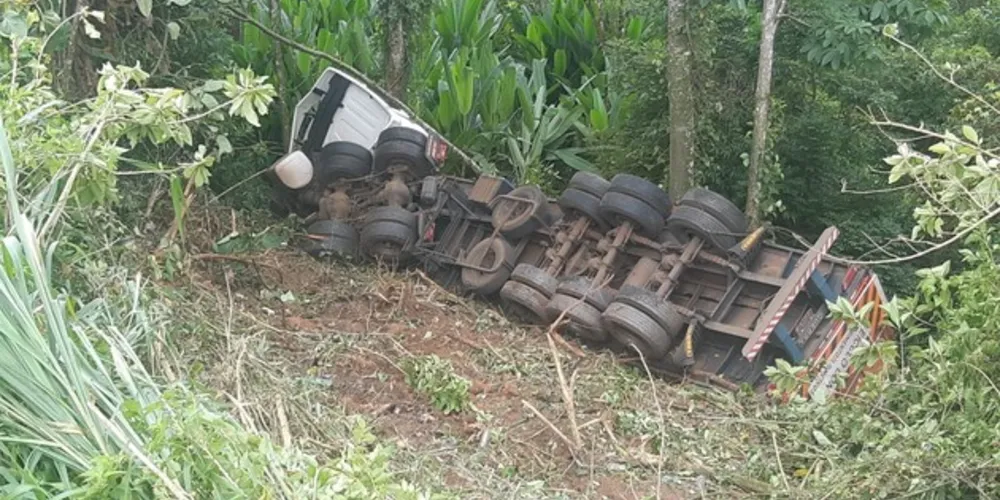 O motorista de 49 anos foi socorrido pela concessionária que administra a via