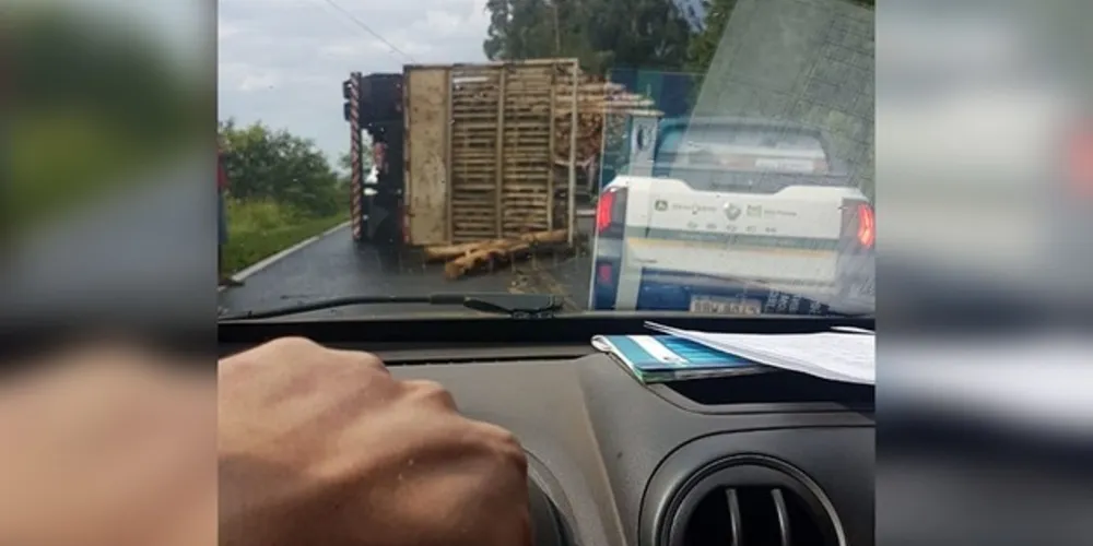 Imagem ilustrativa da imagem Caminhão tomba e interdita PR-438 entre PG e Guaragi