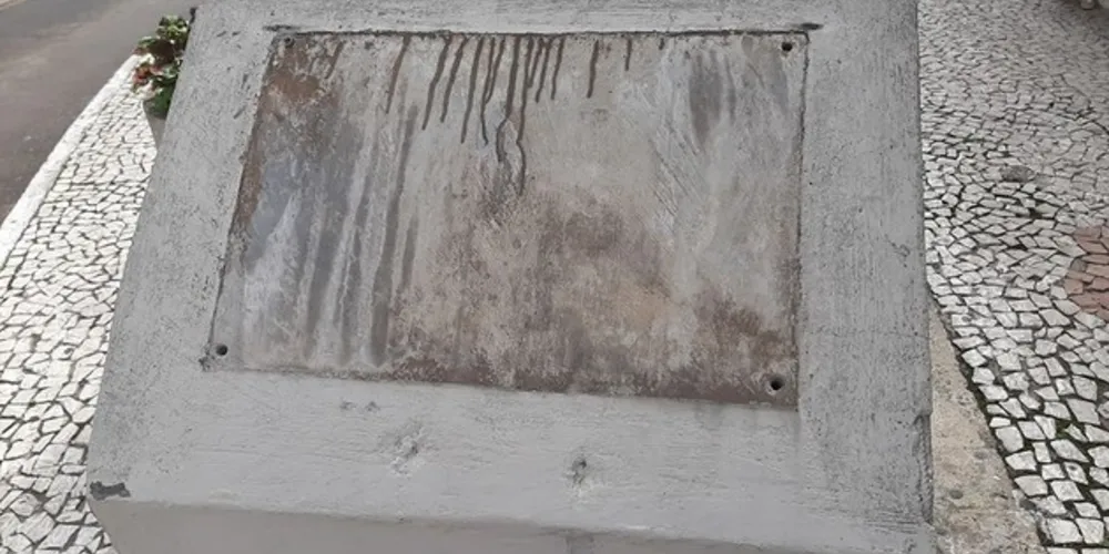 Imagem ilustrativa da imagem Vândalos furtam placa de bronze da rua XV de Novembro