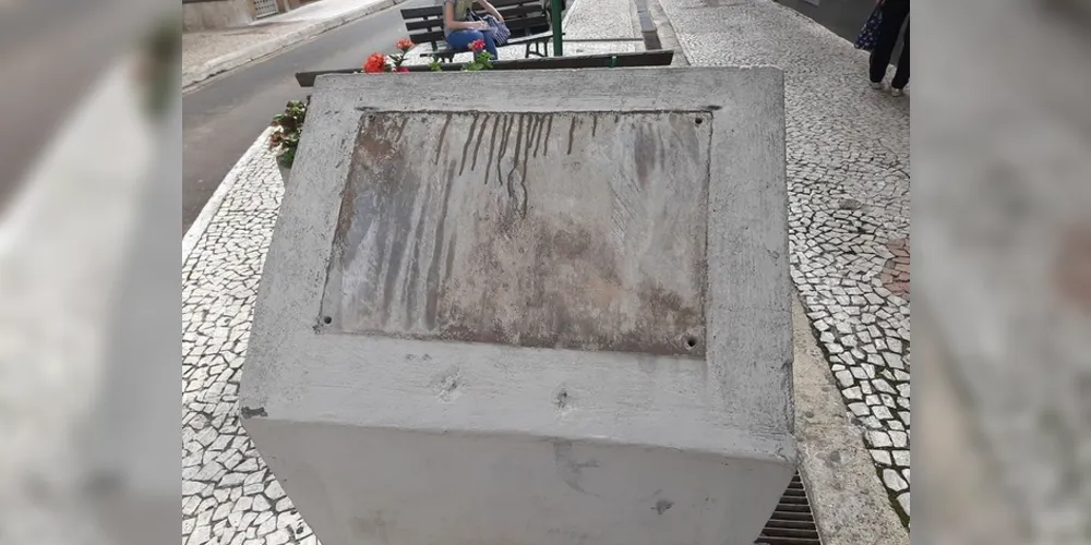 Imagem ilustrativa da imagem Vândalos furtam placa de bronze da rua XV de Novembro