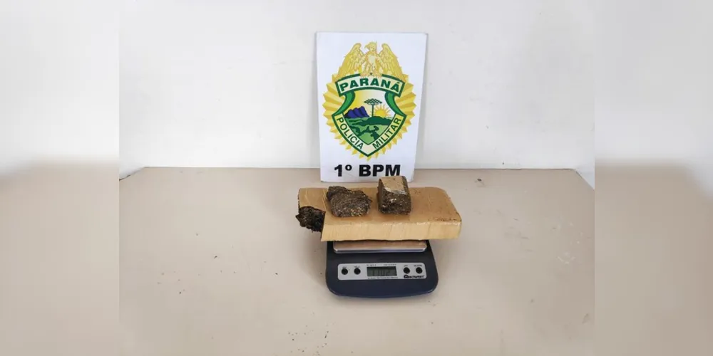 Rapaz que estava com drogas no comércio foi preso em flagrante pelo Pelotão de Choque