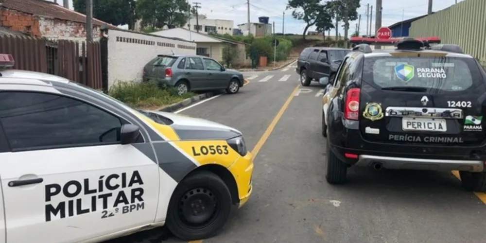 Os suspeitos estavam em uma motocicleta e fugiram