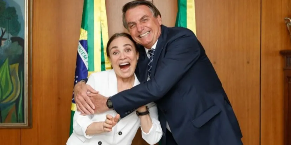 Regina Duarte e Jair Bolsonaro em foto postada pelo Twitter do Palácio do Planalto.