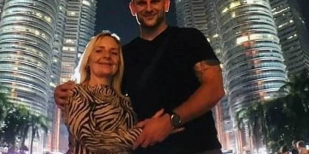 Julie e Paul juntos após traição na lua de mel