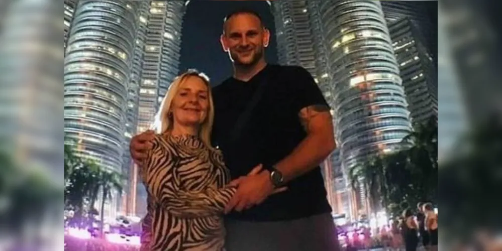 Julie e Paul juntos após traição na lua de mel