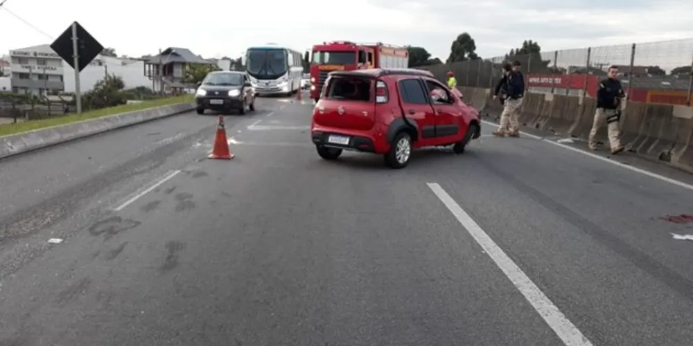 Motorista perde controle e fica em estado grave após ser arremessado para fora de carro na BR-277