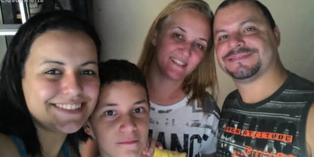 Ana Flávia Gonçalves (do lado direito) é suspeita de ter matado os pais e o irmão