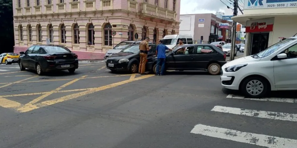 O Pelotão de Transito do 1° Batalhão de Polícia Militar foi acionado para providências e para orientação no do fluxo de veículos que ficou em meia faixa.