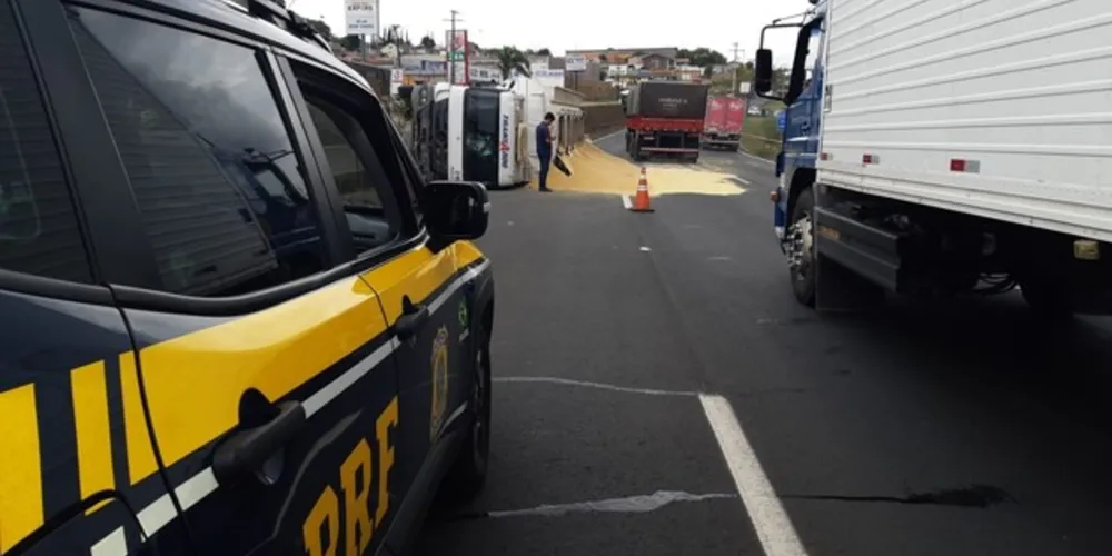 A pista não foi fechada, mas há lentidão neste ponto do eixo rodoviário