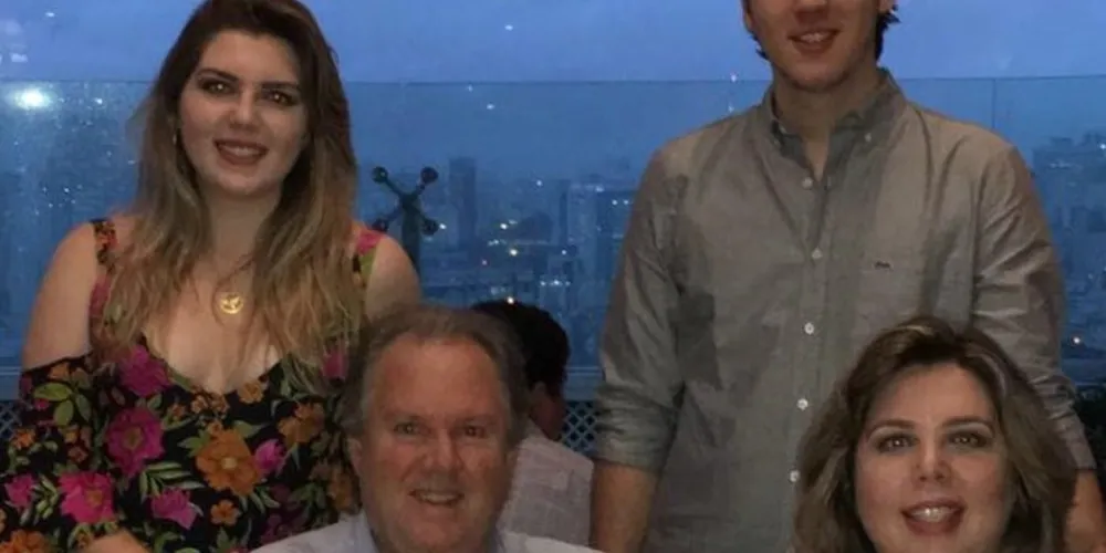 BODAS – O casal Dagmar e Elis Moss festejaram na última quinta-feira (30), seu aniversário de feliz união. A pedra que representa 27 anos de casamento é a Crisoprásio; uma variedade que possui mais valor do que o quartzo cripto. Ela é considerada uma das pedras mais valiosas, como a relação que alcança 27 anos. No registro os frutos desse amor, o casal Dagmar e Elis e os filhos Vitória e Lucas Moss. Da coluna RC os desejos de muita saúde e amor e a contínua cumplicidade ao casal amigo.