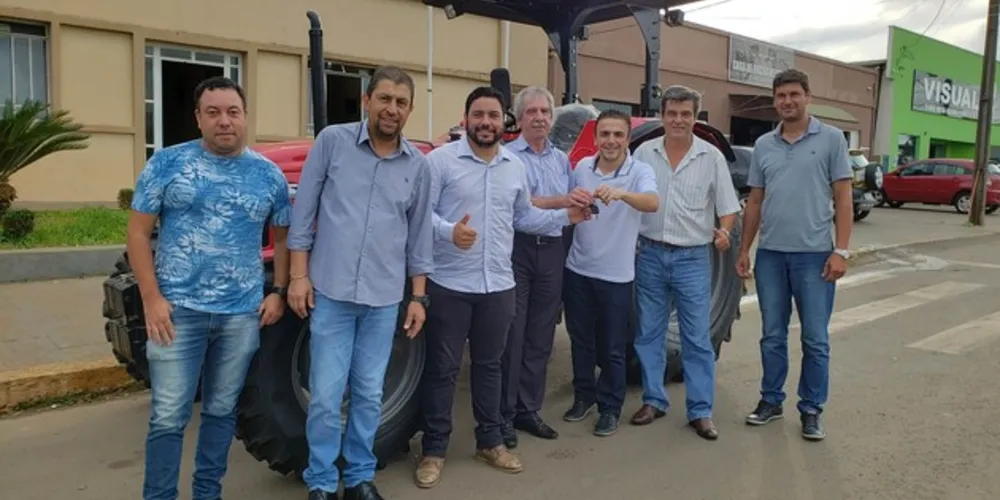 Aliel percorre os municípios para realizar a entrega de equipamentos e materiais adquiridos 