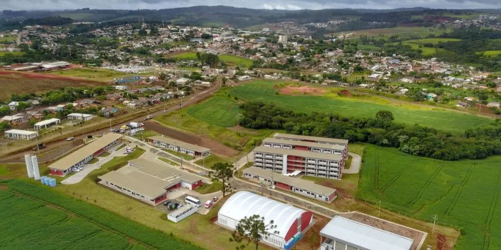 Governador Carlos Massa Ratinho Junior inaugurou nesta sexta-feira (31) a primeira escola técnica de operação florestal do Brasil