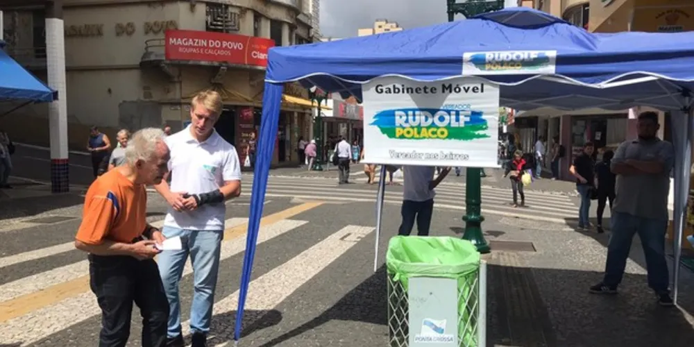 Imagem ilustrativa da imagem Rudolf Polaco atende a população com ‘Gabinete Móvel’ no Calçadão