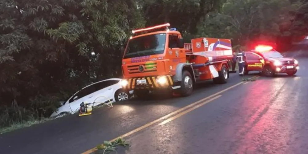 Carro com placas de Ponta Grossa saiu da pista e bateu contra árvore neste domingo
