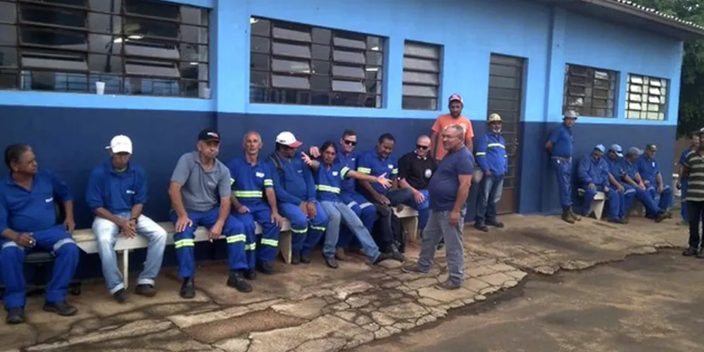 Servidores decidiram fazer o protesto devido ao corte de horas extras por parte do governo municipal