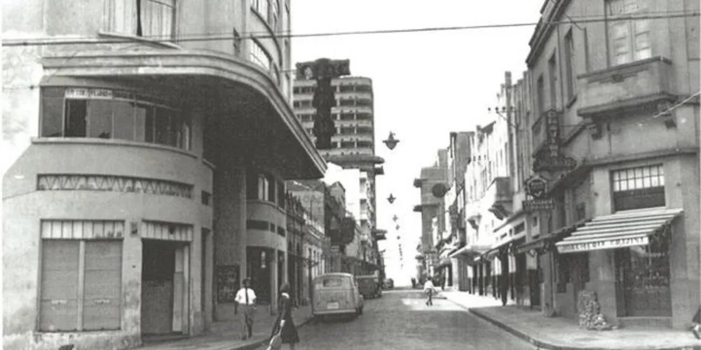 Os prédios no estilo Art-Decó, característico dos anos 1920, fazem parte da paisagem, memória e identidade local