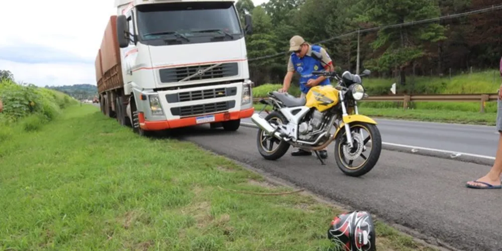 Imagem ilustrativa da imagem Mulher fica ferida após acidente entre moto e caminhão