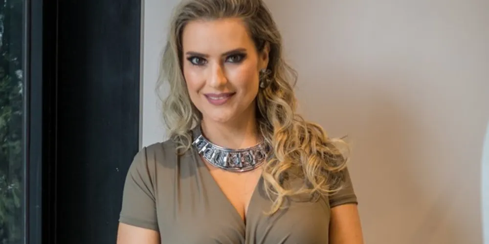 TARDE COM RC – No próximo sábado (8), a partir das 15 horas na Fazenda Pedra Verde acontece à festa “Tarde com RC”. A idéia do evento é abrir oficialmente o calendário de eventos da nossa cidade. A festa contará com muita gente bonita, descontração e muita diversão. A primeira edição desta badalação contará com 4 madrinhas escolhidas por este colunista, entre elas, a bela e simpática Mariele Araujo. Comentaremos.