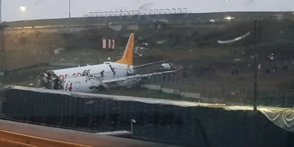 Imagem ilustrativa da imagem Avião com 183 pessoas se parte ao meio em aterrissagem