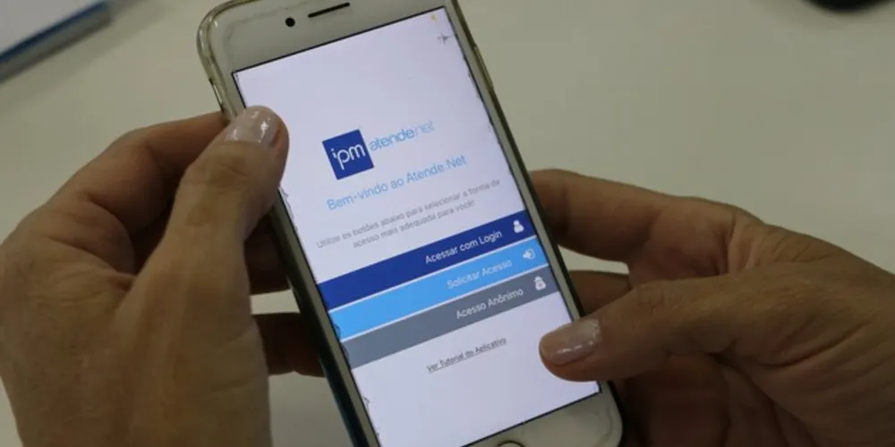 Para ter acesso aos serviços, o cidadão deve baixar o aplicativo pelo celular.